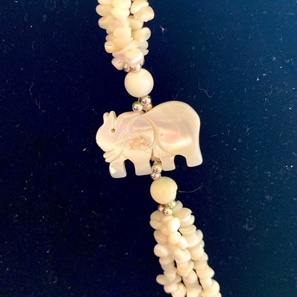 Ivory colored shell and stone necklace. - Picture 2 of 4